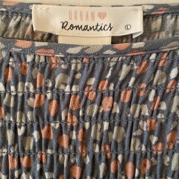 Beautiful blouse! - Picture 2 of 3